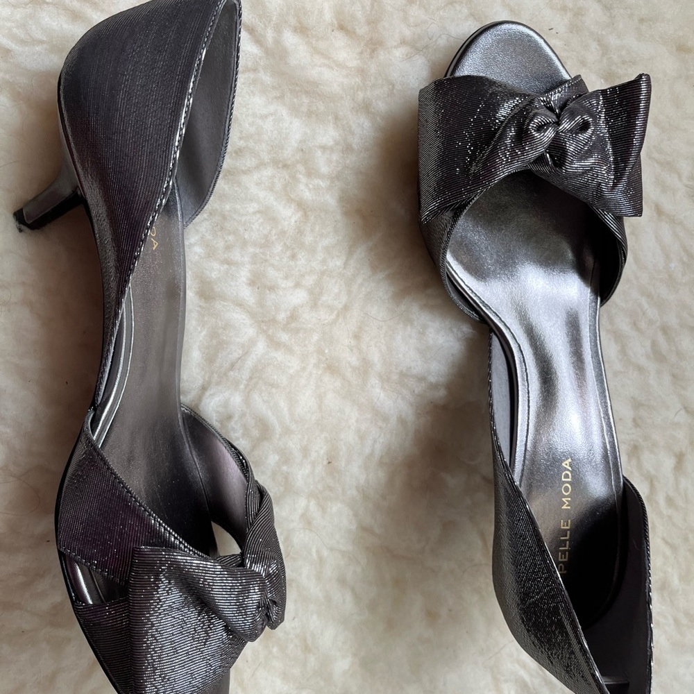 Pella Moda shimmer pumps